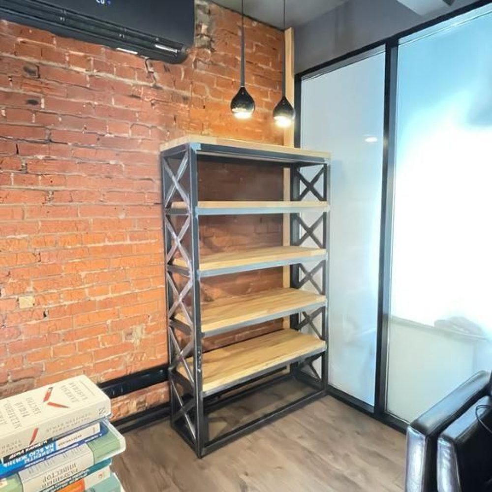 Armario vitrina estilo industrial con estructura metálica y madera